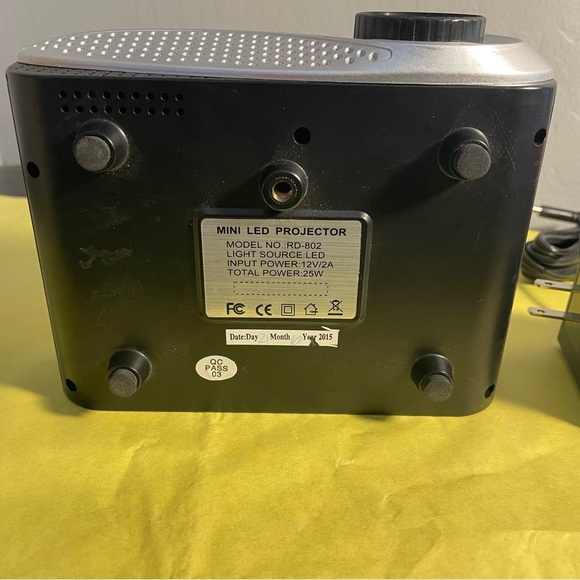 FlyLinkTech Mini LED Projector, used - Picture 3 of 3